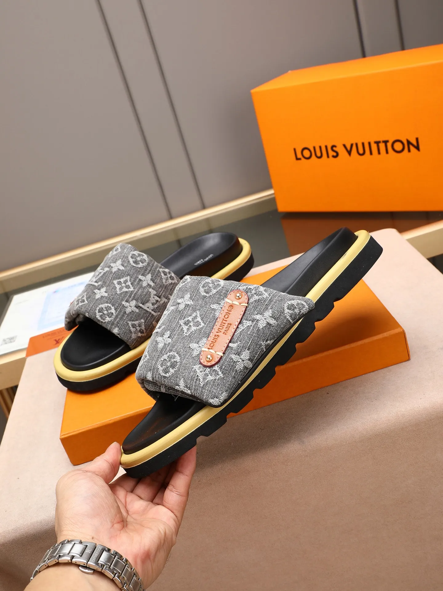 PP360 [LOUIS VUITTON] Louis Vuitton, LV printing, men's and women's slippers are on the market. The drawer box packaging comes with a cloth bag and a card. The upper pattern looks very soft and waxy, and it is a super versatile leg slimming tool. Fabric: imported denim/canvas/old fabric, LV hardware LOGO, official website pattern printing, comfortable to wear, feet: high-elastic PU water table. Sole: foam sole, heel height: about 5cm. Code number: 35-46, 35, 45, 46 are custom-made and non-returnable. Color: multiple colors and styles available.